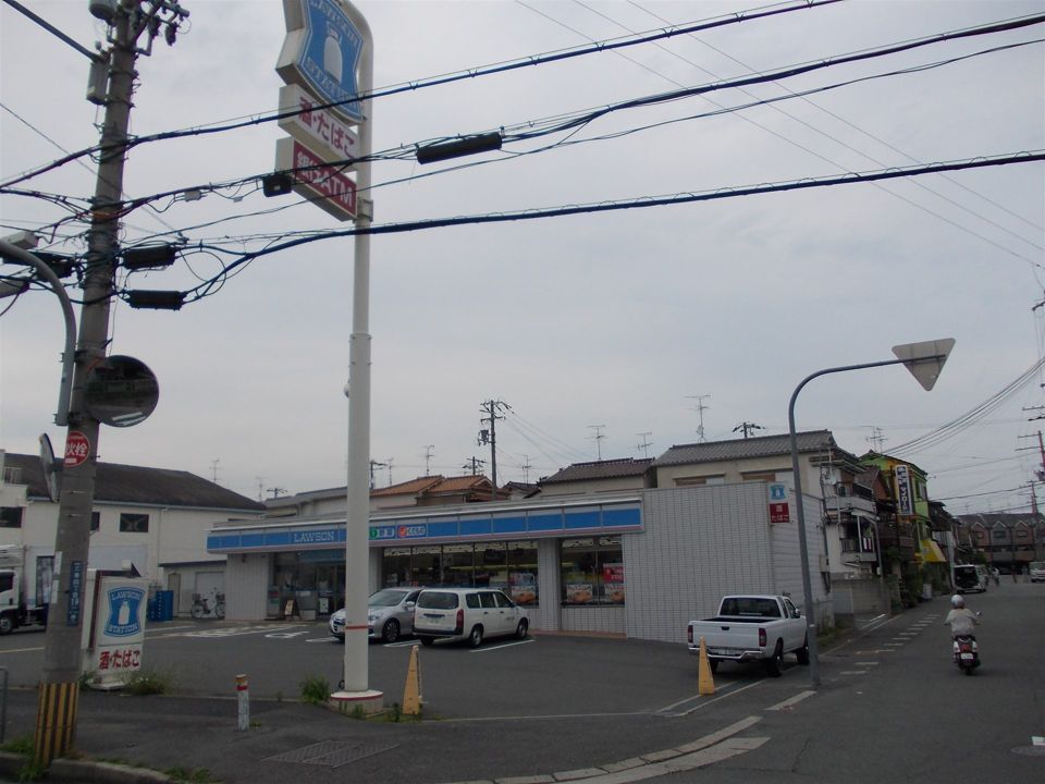 近くのコンビニまで600m（徒歩8分）