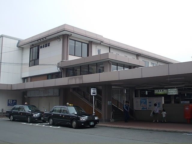 近くの四条畷駅まで2,400m（徒歩30分）