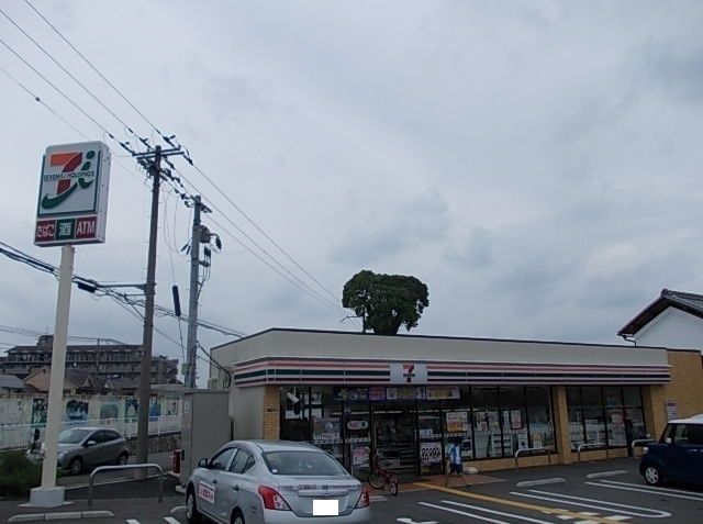 近くのコンビニまで276m（徒歩4分）