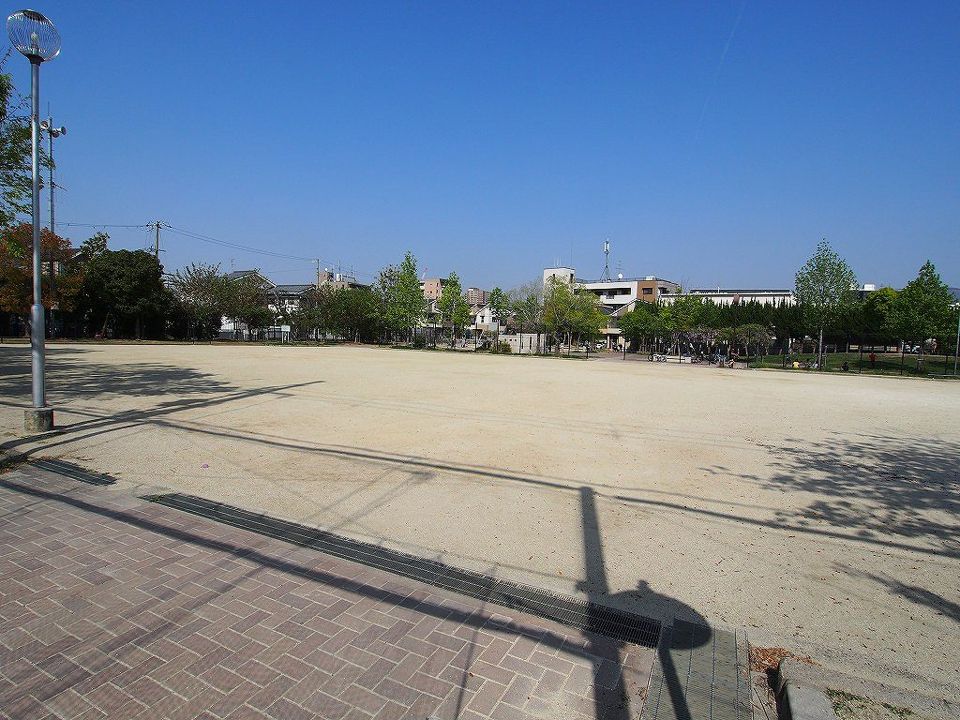 近くの灰塚公園まで50m（徒歩1分）