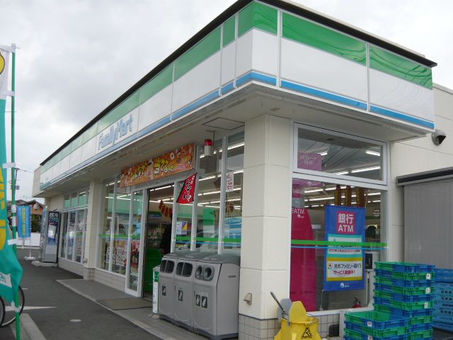 近くのコンビニまで824m（徒歩11分）