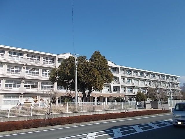 近くの中学校まで1,200m（徒歩15分）