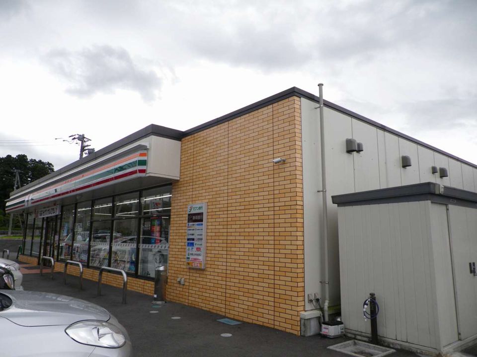 近くのコンビニまで357m（徒歩5分）