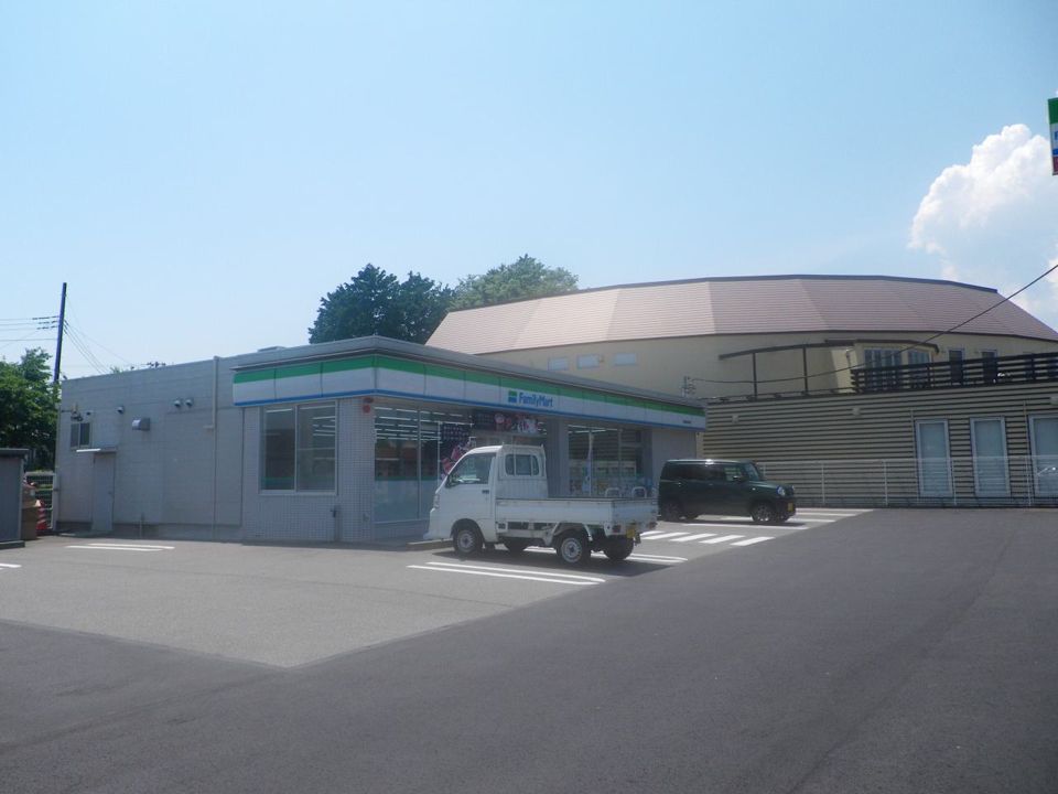 近くのファミリーマート御殿場新橋南店まで142m（徒歩2分）