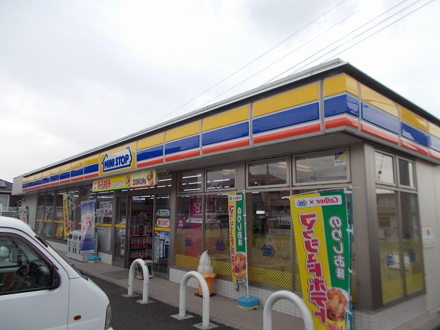 近くのコンビニまで700m（徒歩9分）