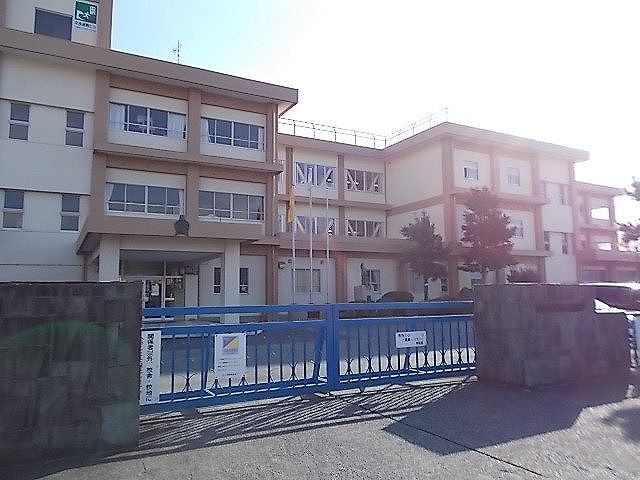 近くの富士南小学校まで1,000m（徒歩13分）