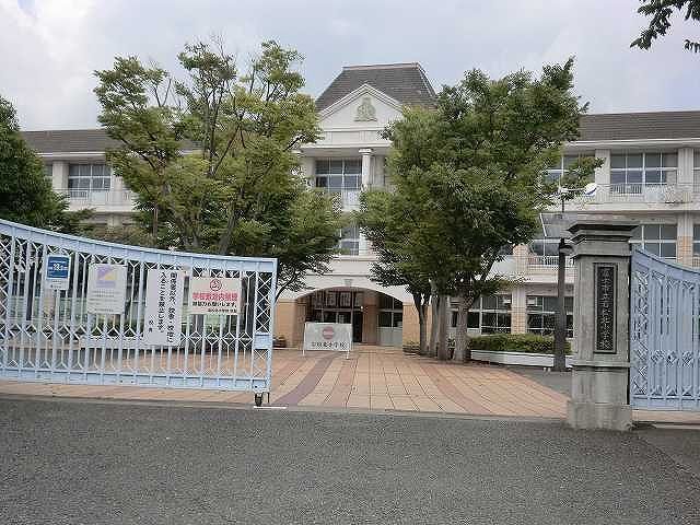 近くの岩松北小学校まで400m(徒歩5分)