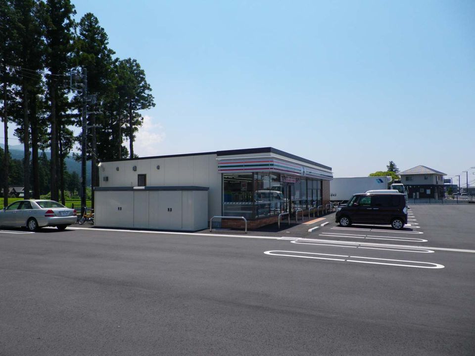 近くのセブン-イレブン 御殿場かまど店まで869m(徒歩11分)
