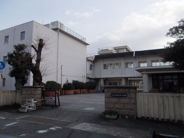 近くの小学校まで500m（徒歩7分）