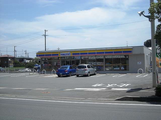 近くのコンビニまで587m（徒歩8分）