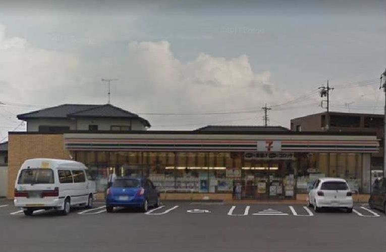 近くのコンビニまで870m（徒歩11分）