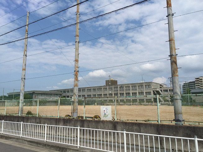 近くの岸和田市立八木北小学校まで324m（徒歩5分）