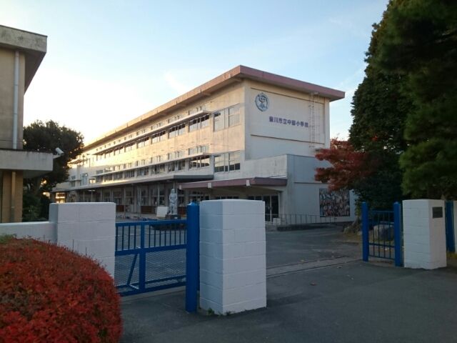 近くの豊川市立中部小学校まで14m（徒歩1分）