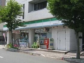 近くのファミリーマートまで210m（徒歩3分）