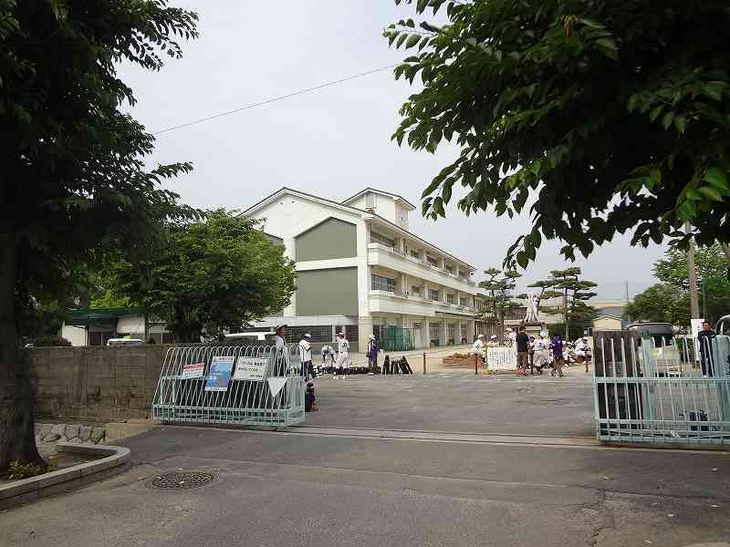 近くの西条小学校様まで550m（徒歩7分）