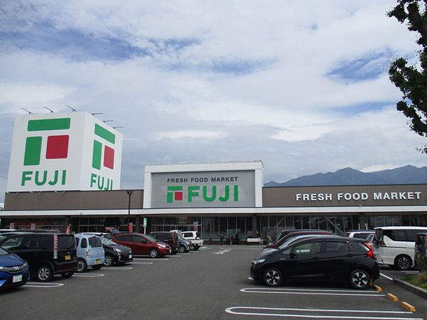 近くのフジ新居浜駅前店様まで400m（徒歩5分）