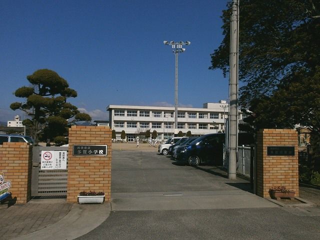 近くの多賀小学校様まで400m（徒歩5分）