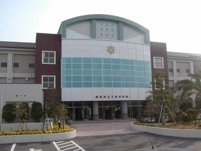 近くの小松中学校様まで600m（徒歩8分）