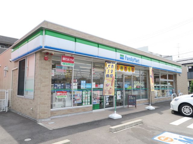 近くのファミリーマート 岐阜新北島店まで64m（徒歩1分）