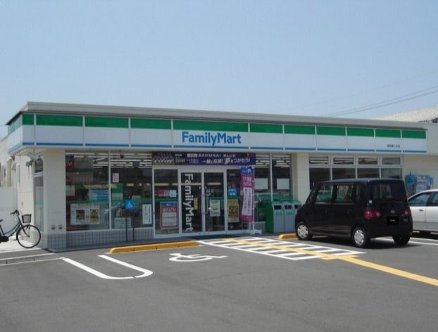 近くのファミリーマート鳥取緑ヶ丘店まで215m（徒歩3分）