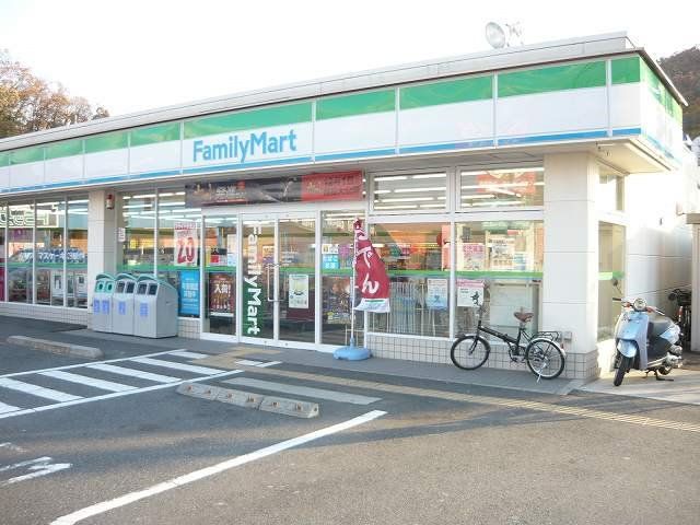 近くのファミリーマート鳥取覚寺店まで350m（徒歩5分）