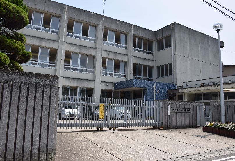 近くの坂出市立加茂小学校まで227m（徒歩3分）