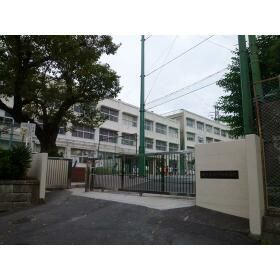 近くの横浜市立戸塚中学校まで1,123m（徒歩15分）