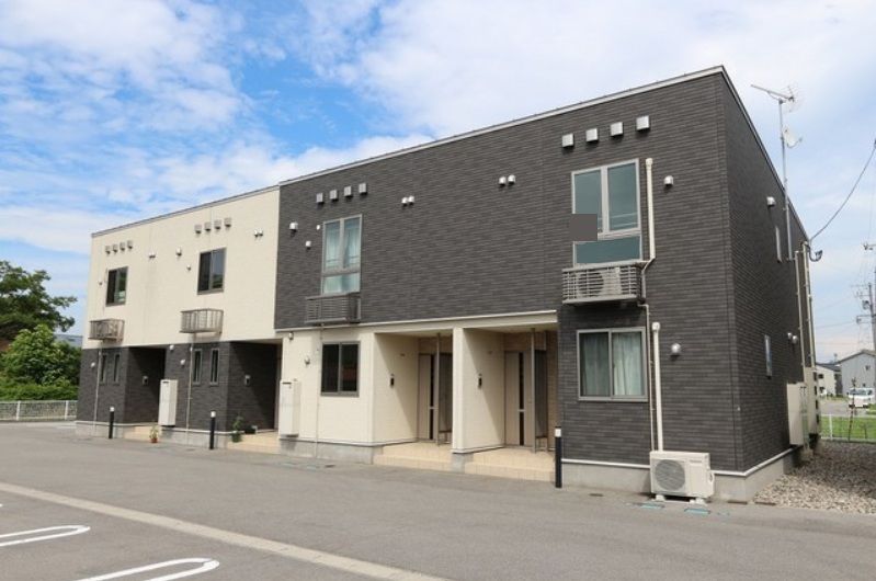 村上駅よりバス12分 徒歩3分 築13年5ヶ月 2階建の賃貸物件