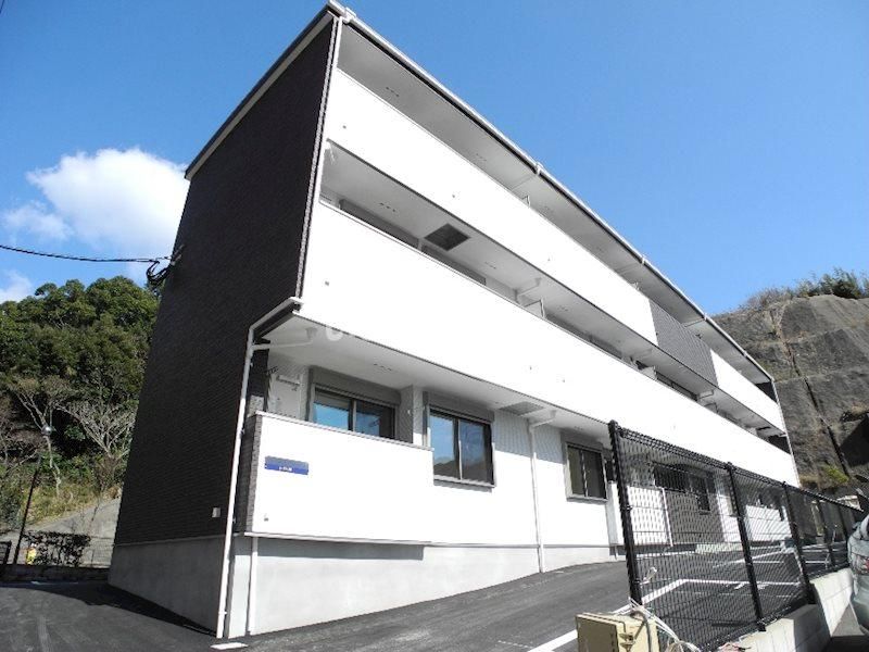 長崎駅よりバス20分 徒歩7分 築11年2ヶ月 3階建の賃貸物件