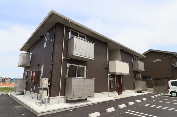 松任駅より徒歩9分 築4年11ヶ月 2階建の賃貸物件