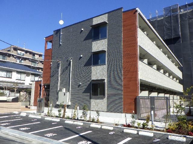 八坂駅より徒歩5分 築3年9ヶ月 3階建の賃貸物件