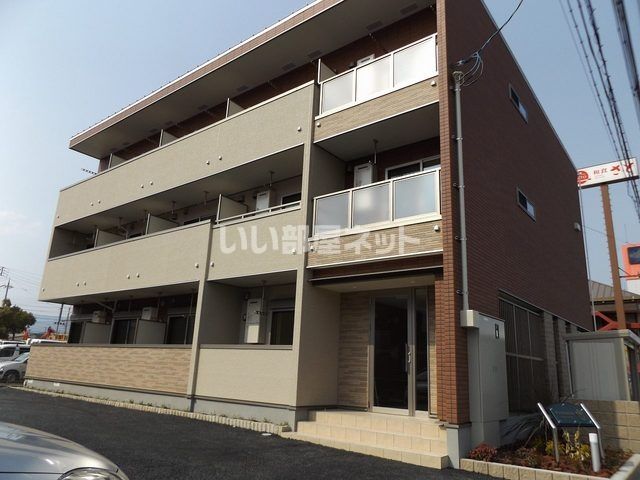 堅田駅より徒歩7分 築7年9ヶ月 3階建の賃貸物件