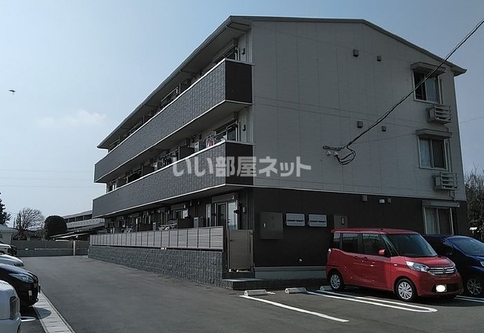 築8年6ヶ月 3階建の賃貸物件