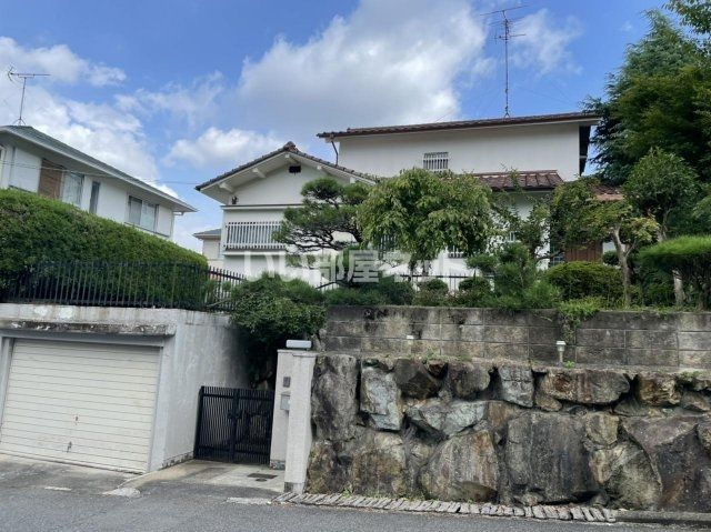 池に鯉が泳ぐモダン日本家屋の外観画像