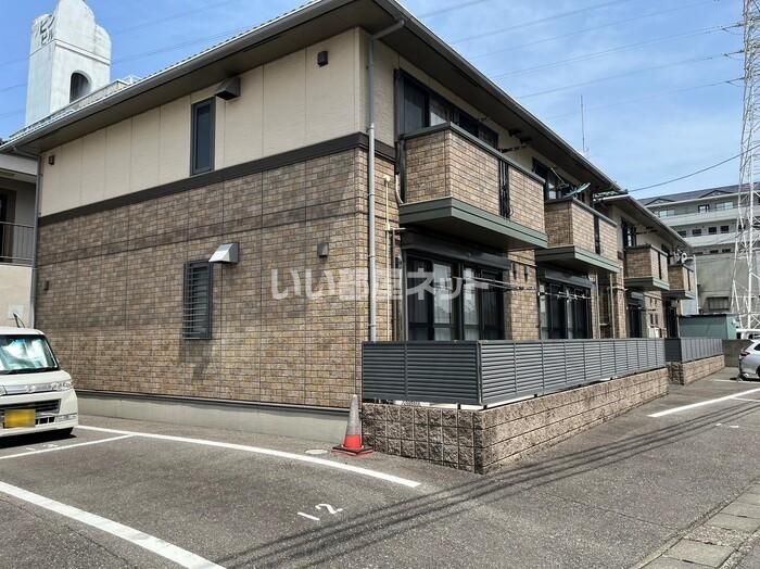 ドミール六条の外観画像