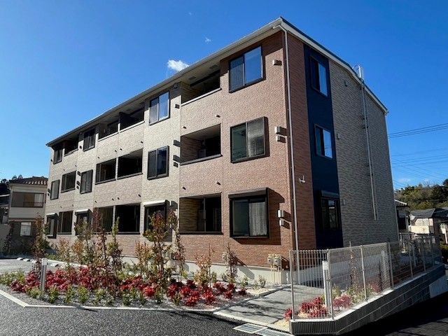 青梅駅よりバス7分 徒歩2分 築1年11ヶ月 3階建の賃貸物件