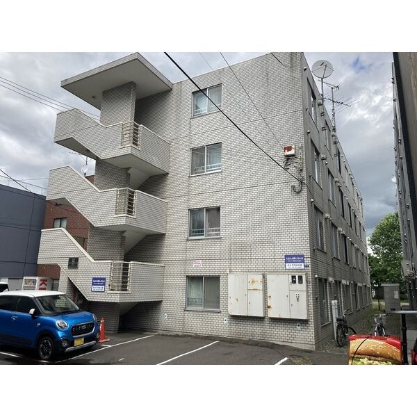 ビッグバーンズマンション菊水の外観画像