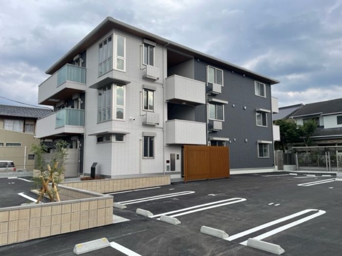 浜崎駅より徒歩3分 築1年3ヶ月 3階建の賃貸物件