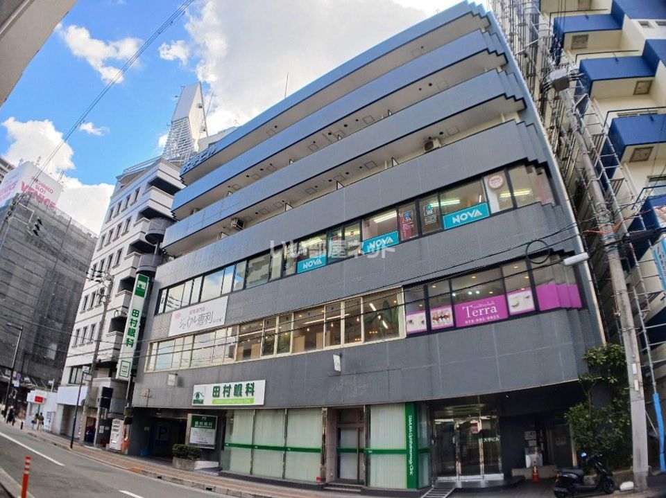 大手ビルの外観画像
