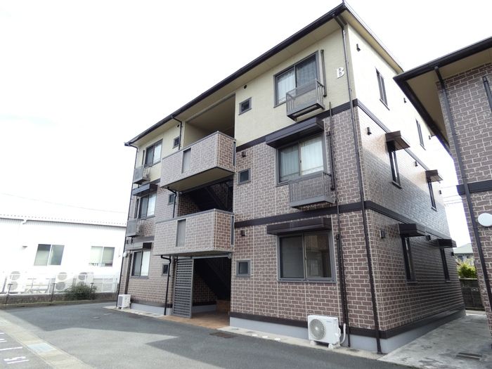 リビングタウン山大通り B棟の外観画像