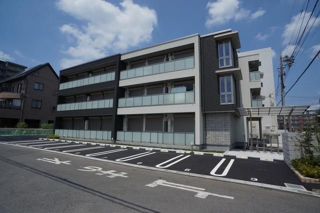 E2 apartmentの外観画像