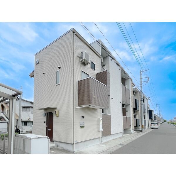 東照宮駅より徒歩7分 築9年2ヶ月 2階建の賃貸物件