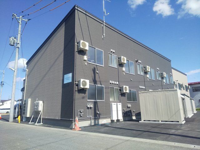 三沢駅より徒歩22分 築2年8ヶ月 2階建の賃貸物件