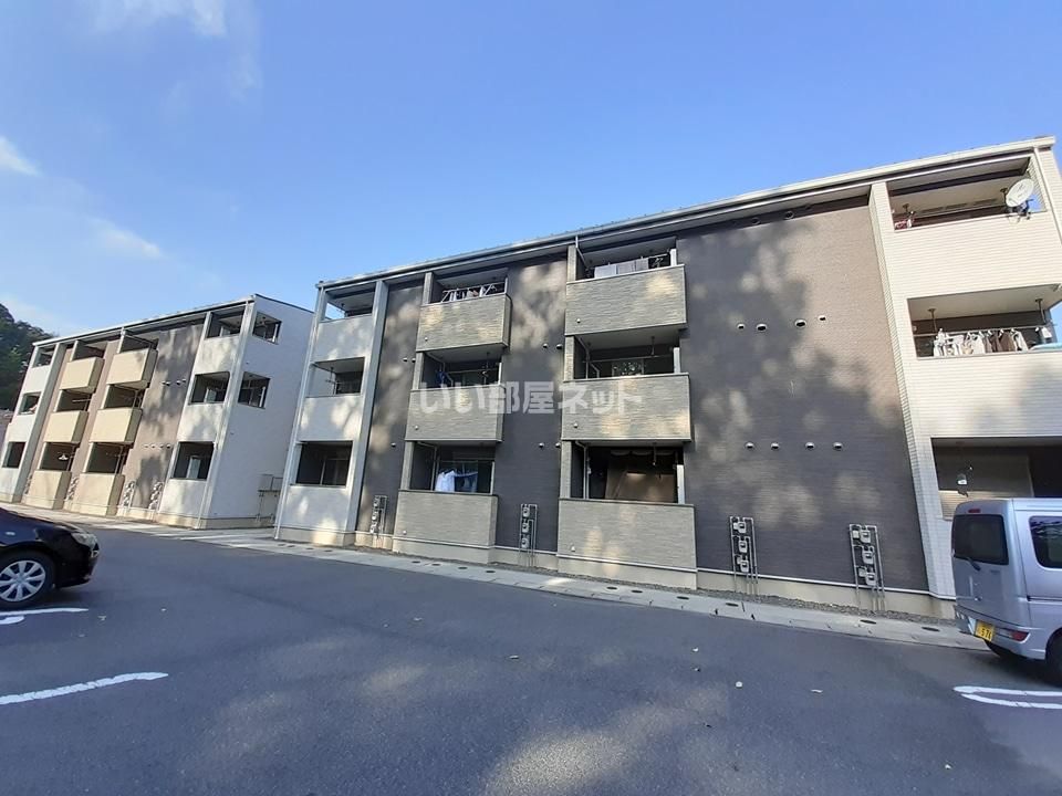 広島駅よりバス7分 徒歩9分 築12年8ヶ月 3階建の賃貸物件