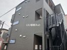 街角と休日のフェリーチェの外観