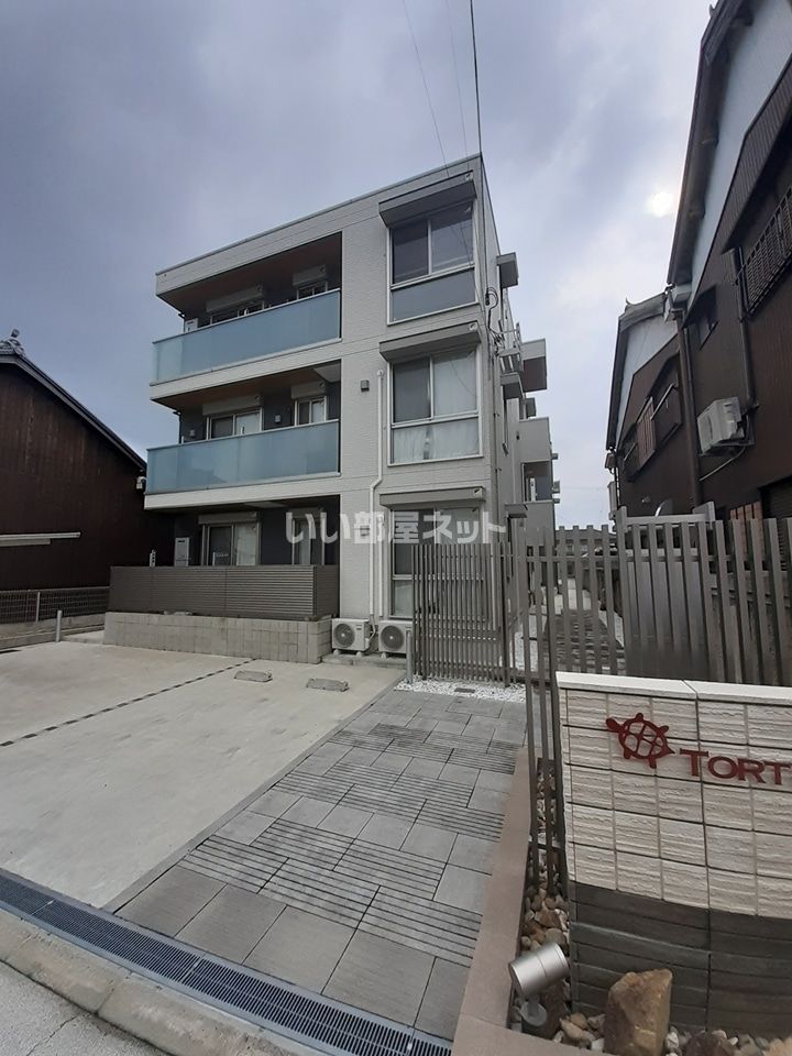舞子駅よりバス60分 徒歩12分 築4年7ヶ月 3階建の賃貸物件