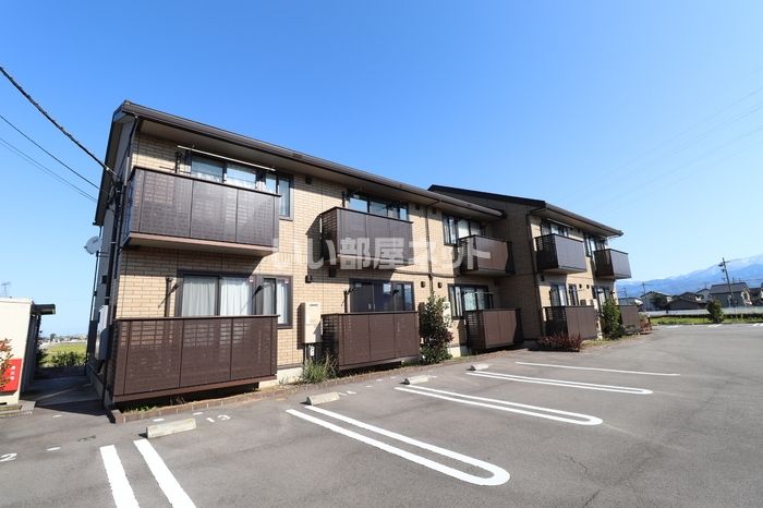  築9年 2階建の賃貸物件