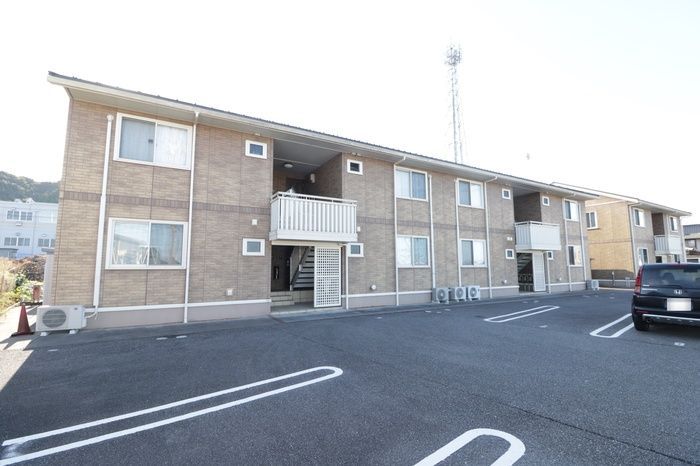 津幡駅より徒歩6分 築17年7ヶ月 2階建の賃貸物件