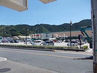 近くのサニーマート六泉寺店まで1,870m（徒歩24分）