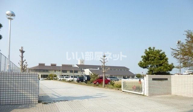 近くの中学校まで949m（徒歩12分）